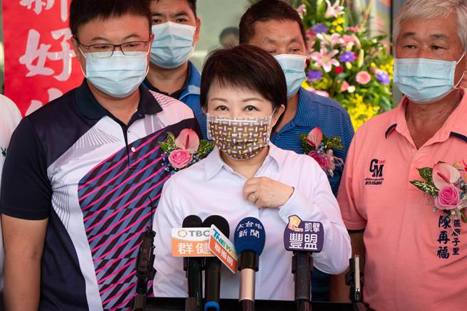 针对视听歌唱业防疫措施及酒店转型KTV，台中市长卢秀燕接受媒体访问。（王文吉）