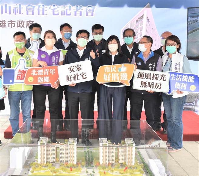 高雄市長陳其邁（前左三）6日到岡山區視察社會住宅興建基地，高雄市議會副議長陸淑美（前右三）到場支持。（林瑞益攝）