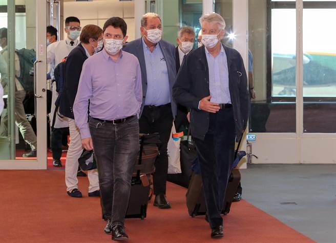 由法国参议员李察（前右）率团的法国参议院台湾研究交流小组5人参访团，6日清晨搭机抵台。（陈麒全摄）