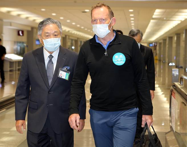 澳洲前总理艾波特（Tony Abbott前右）5日下午搭乘新加坡航空SQ-876班机抵台。（资料照，陈麒全摄）
