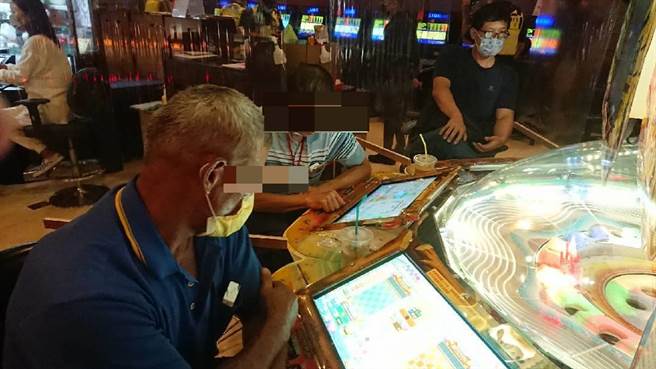 八大行业復业，电子游戏场马上吸引人气，彰化警分局加强临检。（彰化警分局提供／吴敏菁彰化传真）