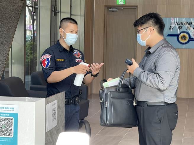 條子鴿委請律師前往市刑大應訊。（陳鴻偉攝）