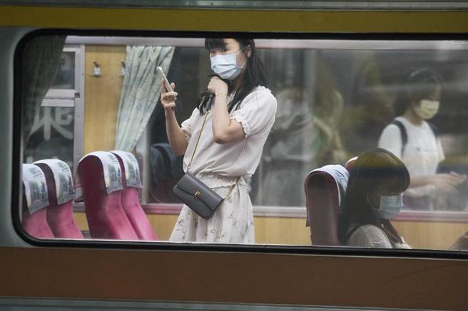 国内疫情趋缓，但座位坐满后不开放站票，指挥官陈时中今证实会开放，但网友和业界都不买单。（资料照，杜宜谙摄）