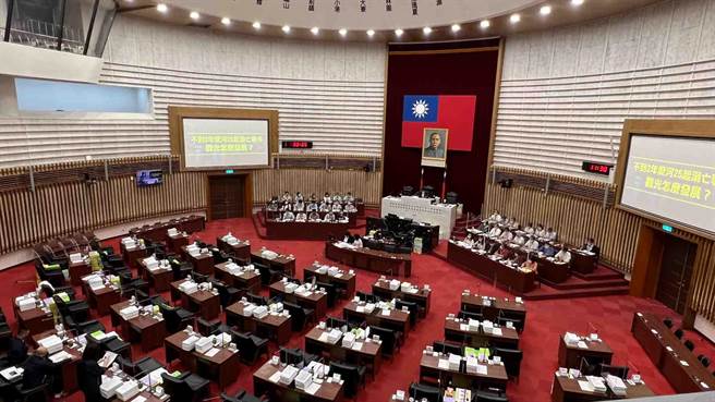 高市议员李眉蓁今（6）日质询时指出，2年发生25起溺毙事件，疾呼市府重视检讨，勿让爱河变鬼河。（柯宗纬摄）