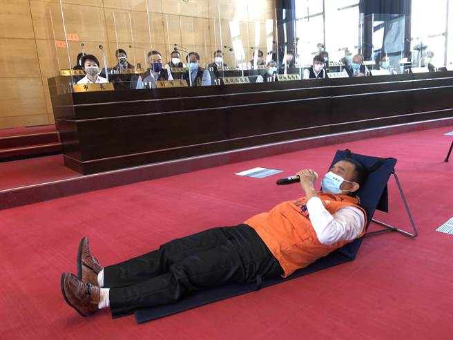 市議員段緯宇拿著躺椅要建設局長「躺著幹」！（陳世宗攝）