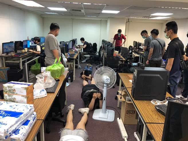 金門縣刑警大隊在8月底跨海赴台偵破2處藏身科技大樓，以水晶精品店做為掩護的詐騙機房，逮捕粘姓主嫌等19人之一。（警方提供）