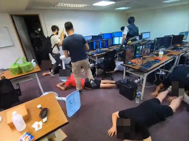 金門縣刑警大隊在8月底跨海赴台偵破2處藏身科技大樓，以水晶精品店做為掩護的詐騙機房，逮捕粘姓主嫌等19人之二。（警方提供）