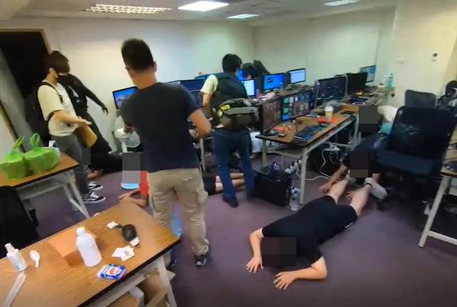 金門縣刑警大隊在8月底跨海赴台偵破2處藏身科技大樓，以水晶精品店做為掩護的詐騙機房，逮捕粘姓主嫌等19人之三。（警方提供）