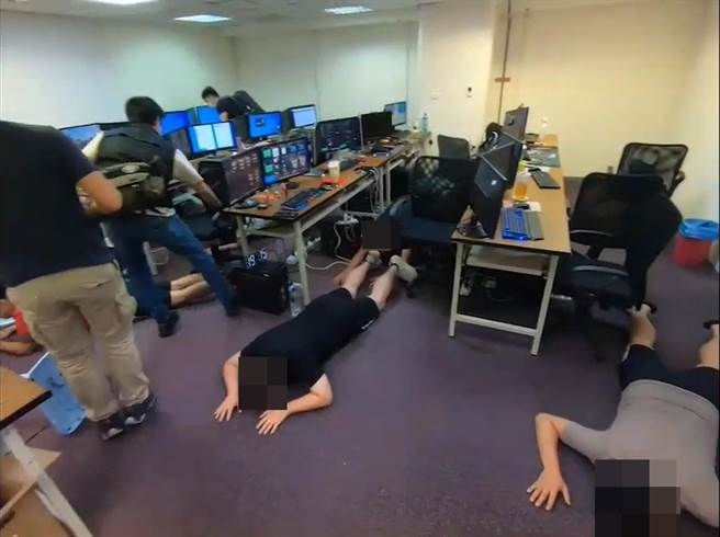 金門縣刑警大隊在8月底跨海赴台偵破2處藏身科技大樓，以水晶精品店做為掩護的詐騙機房，逮捕粘姓主嫌等19人之四。（警方提供）