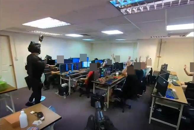 金門縣刑警大隊在8月底跨海赴台偵破2處藏身科技大樓，以水晶精品店做為掩護的詐騙機房，逮捕粘姓主嫌等19人之五。（警方提供）