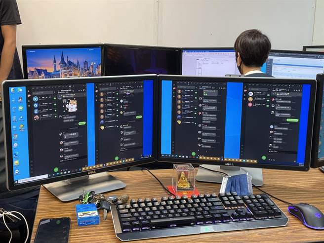 現場查扣大批電腦、手機等證物。（警方提供）