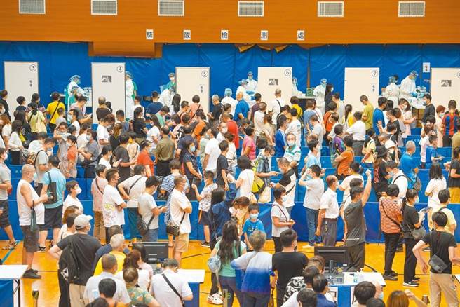 澳门第3次全民检测40.4万份样本均呈阴性。图为澳门中葡职业技术学校体育馆的检测站。（中新社）