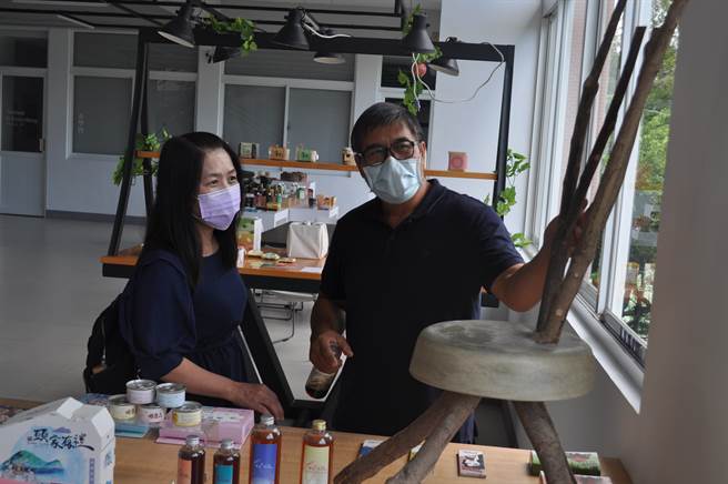 芭奈.比吼(左)與牧力.感都倘佯醒吾科大校園，發現學生創作理念與「蠻自然」工作室理念相同。(戴志揚翻攝)