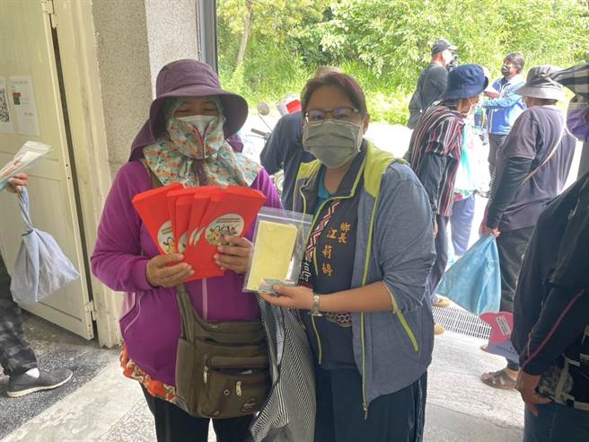 花蓮豐濱鄉公所今普發全鄉民每人現金1000元，當作防疫禮金，盼能搭配五倍券及各項加碼活動，發揮加乘效果，促進鄉內觀光產業提升。（豐濱鄉公所提供／羅亦晽花蓮傳真）