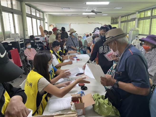花蓮豐濱鄉公所今天開始發放千元防疫禮金，獲領取資格的鄉民，一早就帶著相關證件，前往新社村活動中心領取。（豐濱鄉公所提供／羅亦晽花蓮傳真）