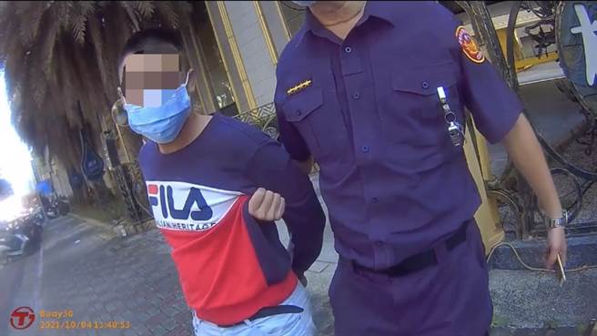 七贤路派出所于前(4)日接获民眾通报，市区武庙路一带疑似有不法分子进行毒品交易，当场逮捕正在交易中的通缉犯。(民眾提供)