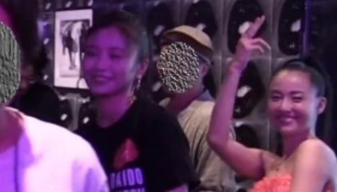 片濑那奈和泽尻英龙华曾在夜店狂欢。(图/翻摄自日网)