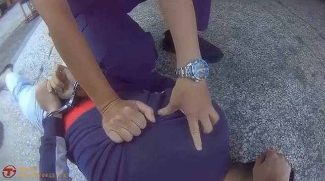 七贤路派出所于前(4)日接获民眾通报，市区武庙路一带疑似有不法分子进行毒品交易，当场逮捕正在交易中的通缉犯。(民眾提供)