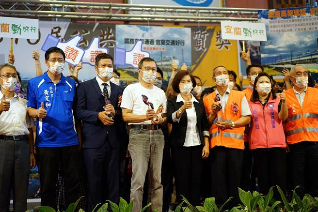 宜兰县第10届公共工程优质奖今天颁奖，宜兰桥改建工程的主办单位、施工团队接受表扬。（李忠一摄）