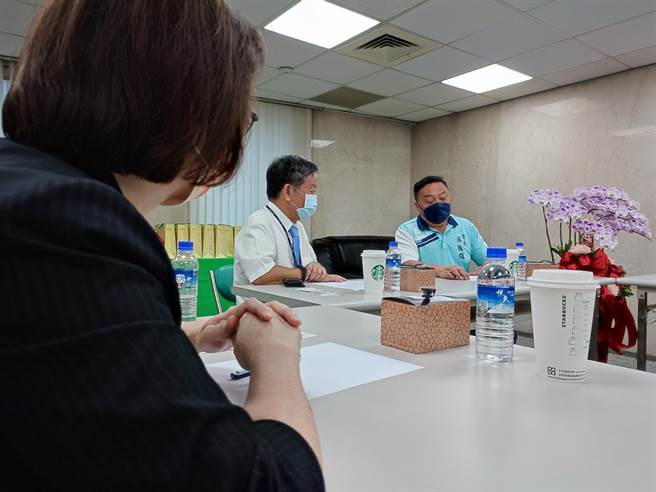 6日土地銀行副總、經理等親上火線致歉，期盼後續處置能得到縣府與公所諒解。(吳建輝攝)