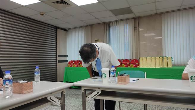土地銀行員林分行經理周鳳池也鞠躬向公所以及所有受領民眾道歉。(吳建輝攝)