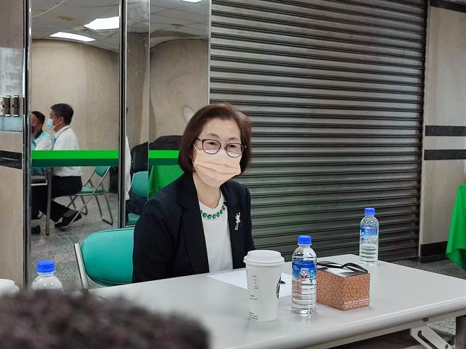 土地銀行副總經理唐錦雲也親上火線，到員林與市長游振雄協調，希望得到公所與縣府諒解。(吳建輝攝)