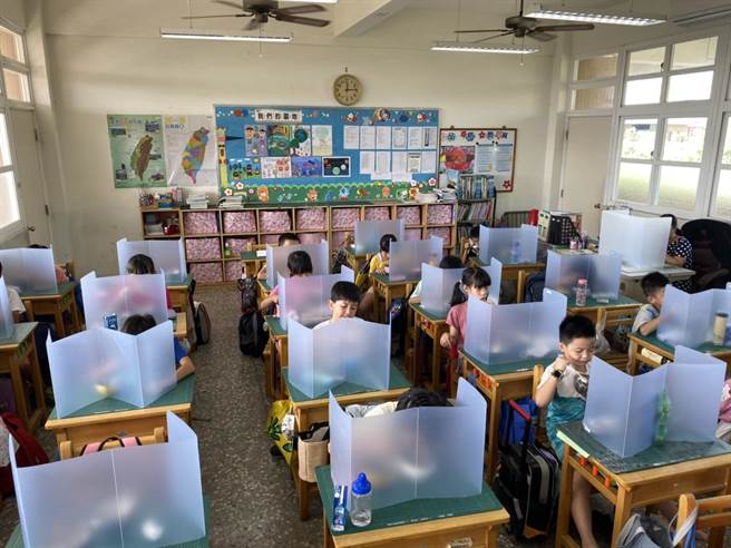 斗六国中今（6日）向教育处确认用餐规定放宽，可不使用隔板，迅速恢復以前用餐模式。（周丽兰摄）