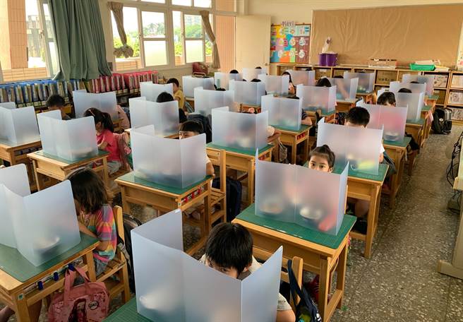 斗六市镇南国小对于取消隔板用餐谨慎因应，幼儿园5班仍採分流进餐厅用餐，国小部营养午餐今天也还用隔板。（周丽兰摄）