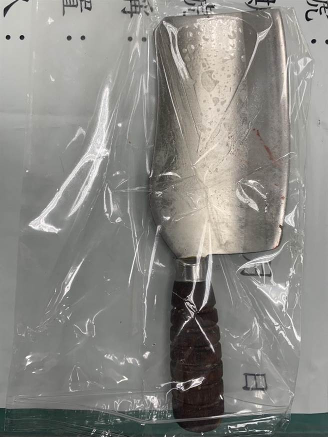 警方查扣作案的菜刀。（陈鸿伟翻摄）