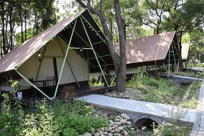 園區內蘊藏著豐富的溫泉資源，目前將先開放一搬遊憩區與豪華露營區，包括26頂豪華露營帳篷，五星級冷暖空調，還有首創帳篷山林沐浴泡澡，讓人能真正沉浸在森林浴中。(吳建輝攝)