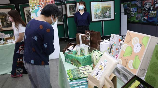 台南市政府農業局延續去年振興券加碼措施，今年參與商家從69家增加到85家。（張毓翎攝）