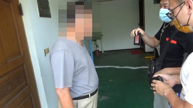 70歲黃姓慣犯（左）詐騙80歲文旦農得逞，2天後被斗六警方以車追人找到。（斗六分局提供）