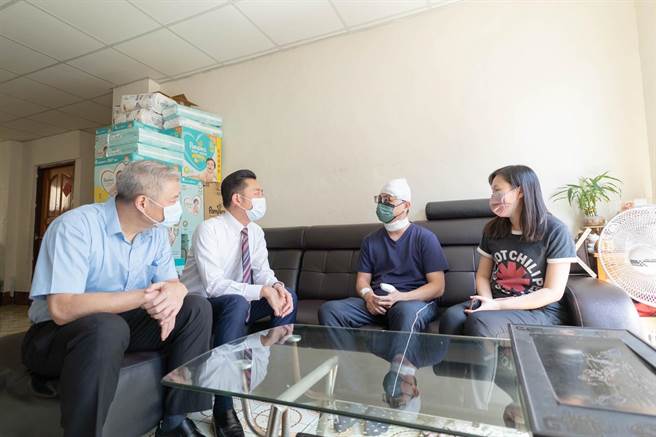 新竹市长林智坚（左二）慰问日前遭砍伤的王姓派出所长（右二）。（新竹市府提供／邱立雅竹市传真）