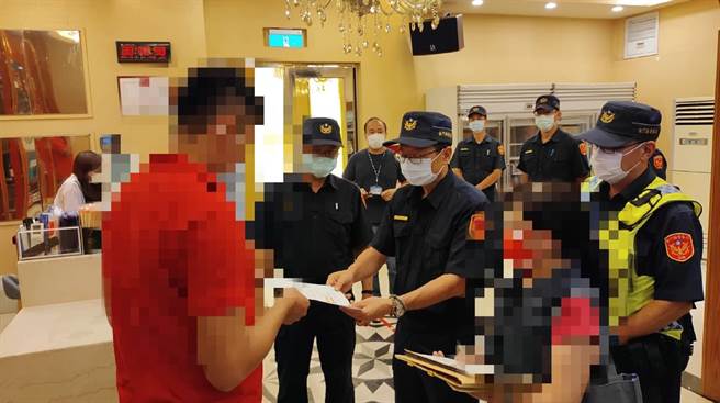 KTV等休閒娛樂場所有條件開放營業，金門警方昨起加強防疫稽查，嚴防出現防疫破口。（警方提供）