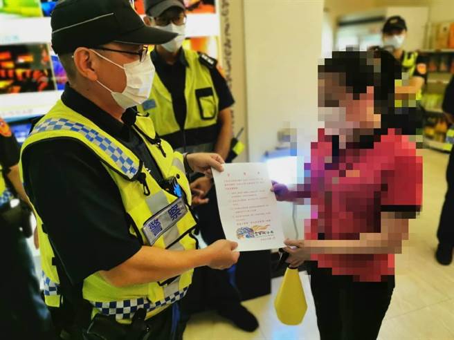 金門警方赴娛樂場所宣導和稽查防疫，未發現嚴重違規情事。（警方提供）