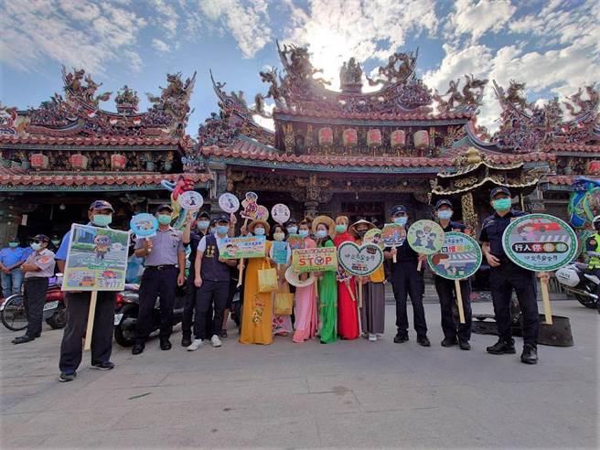 云林县台西警分局交通宣导多元化，新住民志工妈妈踩街吸睛。（台西警分局提供／张朝欣云林传真）