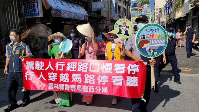 云林县台西警分局交通宣导多元化，新住民志工妈妈踩街吸睛。（台西警分局提供／张朝欣云林传真）