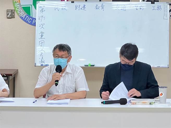 台北市長柯文哲（左）6日拜會民進黨北市議會黨團。（張穎齊攝）