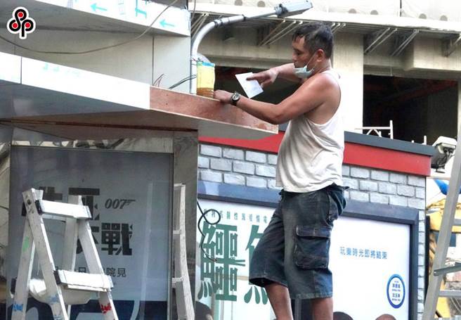 而針對受僱於未登記事業單位或自然人僱主則可以前往勞保局網站、便利超商多媒體事務機或職業工會或產業工會等地加保。（報系資料照）