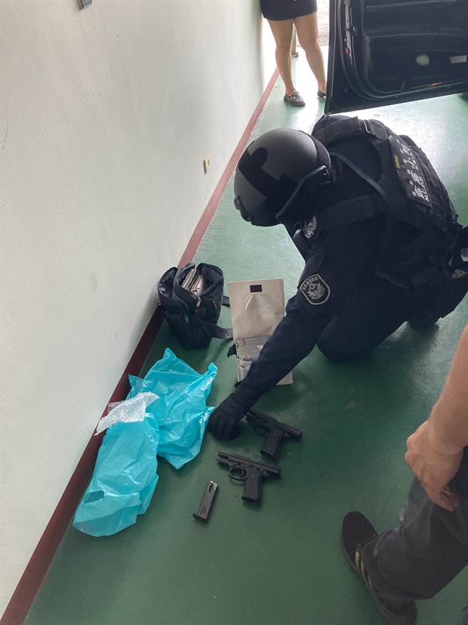 苗栗县警刑大侦3队、保安队霹雳小组，日前赴南投汽车旅馆攻坚查获毒犯，起获毒品及现金等证物。（苗栗县警局提供／谢明俊苗栗传真）