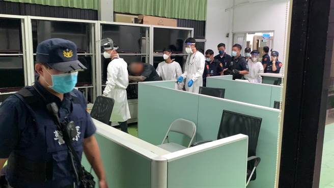 台东1名涉嫌家暴的王姓男子5日晚间在等候开庭时，藉故如厕企图自残。（民眾提供／蔡旻妤台东传真）