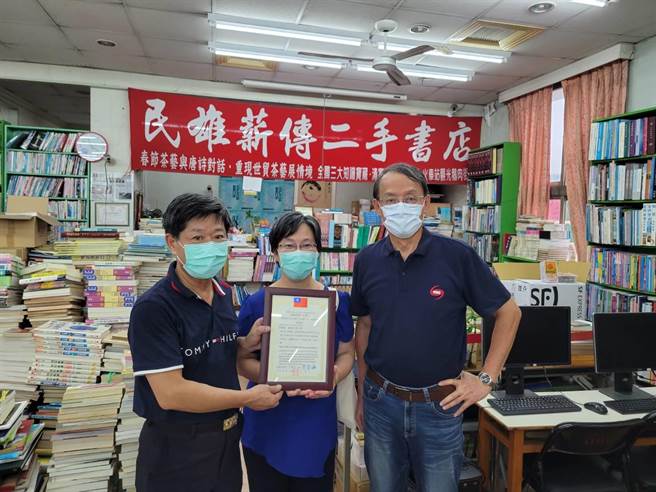 龙华科大将图书及家具运至嘉义民雄薪传二手书店，提供弱势学子免费课辅班使用。(龙华科大提供)