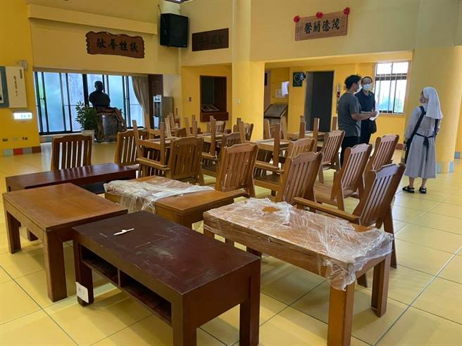 龙华科大由图书馆馆长郑馨，带领志工将图书及家具运送至天主教德兰儿童中心。(龙华科大提供)