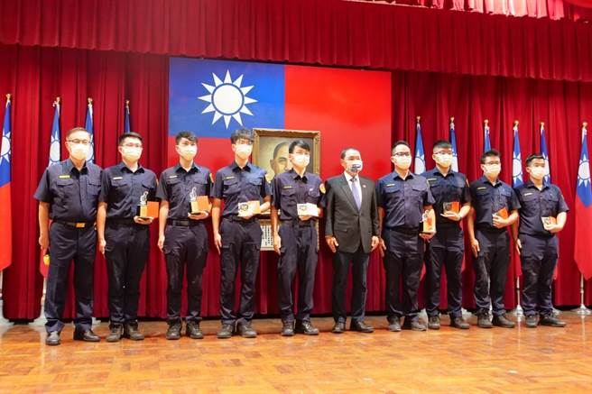 全國縣市總體競爭力調查結果出爐，新北市在治安項目上勇奪第一市長侯友宜頒發28名新北防疫楷模、8名忠勤、忠勇事蹟及12名升職官警。(新北市警局提供)