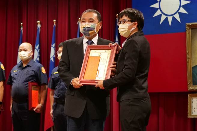 全國縣市總體競爭力調查結果出爐，新北市在治安項目上勇奪第一市長侯友宜頒發28名新北防疫楷模、8名忠勤、忠勇事蹟及12名升職官警。