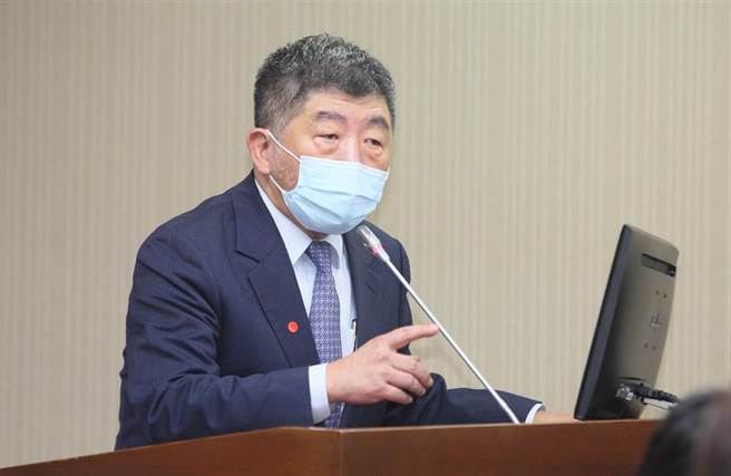 卫福部长陈时中（如图）6日在立院卫环会备询，民进党立委赖惠员询问默沙东药厂研发的抗新冠病毒口服药丸「莫纳皮拉韦（molnupiravir）」，台湾是否有机会第一时间引进？陈直言「本来他们公司11月计画就是通过EUA，只要有，我们第一时间就会引进」。（张铠乙摄）