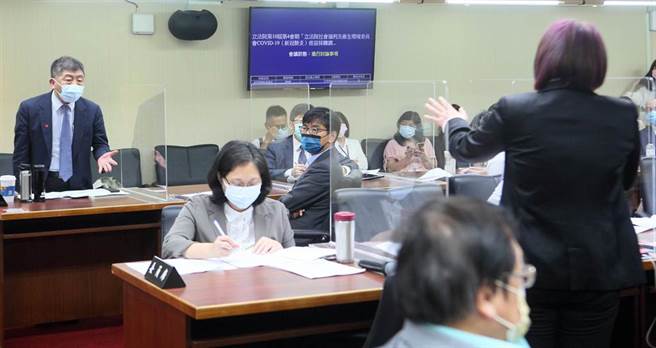 立法院Covid-19疫苗調閱小組6日召開會議，立委蔣萬安、賴香伶提出臨時提案，要求提供包括新冠疫苗全球取得機制、疫苗供應合約等簽署文件與指揮中心採購BNT疫苗的往返公文。對此，朝野雙方就那些資料要公開產生爭辯，國民黨立委陳玉珍（右）甚至一度向衛福部長陳時中（左）質問。（張鎧乙攝）
