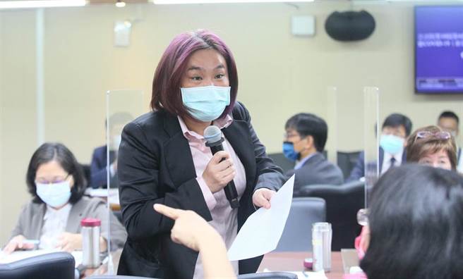 立法院Covid-19疫苗調閱小組6日召開會議，立委蔣萬安、賴香伶提出臨時提案，要求提供包括新冠疫苗全球取得機制、疫苗供應合約等簽署文件與指揮中心採購BNT疫苗的往返公文。對此，朝野雙方就那些資料要公開產生爭辯，國民黨立委陳玉珍（中）一度向民進黨立委蘇巧慧說，「我沒有要跟你吵」。（張鎧乙攝）
