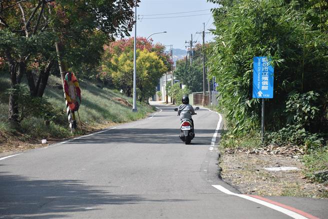 頭份市濱江街部份路段緊縮只容1部汽車通行。（謝明俊攝）