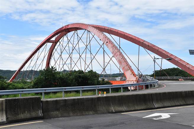 苗栗北橫公路頭份大橋目前正在整修，禁止21噸以上大貨車通行。（謝明俊攝）
